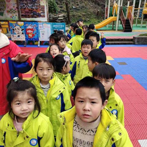 龙泉雅苑幼儿园大一班学习雷锋好榜样。