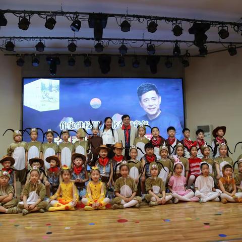 作家进校园 孩子心飞扬——二年级组课本剧《斑羚飞渡》记中国动物小说大王沈石溪走进博兴县第一小学