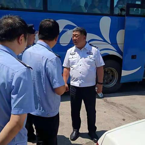 杨区长一行三人对古冶分局唐港口检查站进行慰问指导