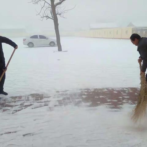 玉小校长带领师生除雪