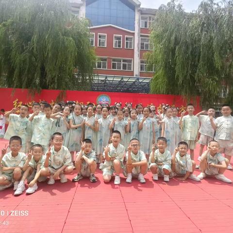 红心灼灼映朝阳 少年逐浪向远方 灵石一小二年级（1）班  六一留念