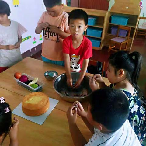 北阳幼儿园大二班毕业联欢——制作毕业蛋糕