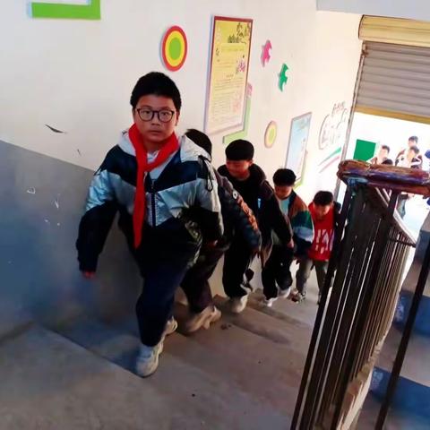 “筑牢安全防线  打造美好明天”赵楼小学“防踩踏”安全教育活动演练