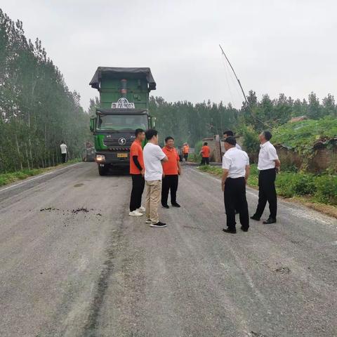 律王路沥青混凝土试验路面顺利铺筑完成