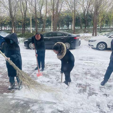 【静和苑社区】积极开展扫雪融雪工作