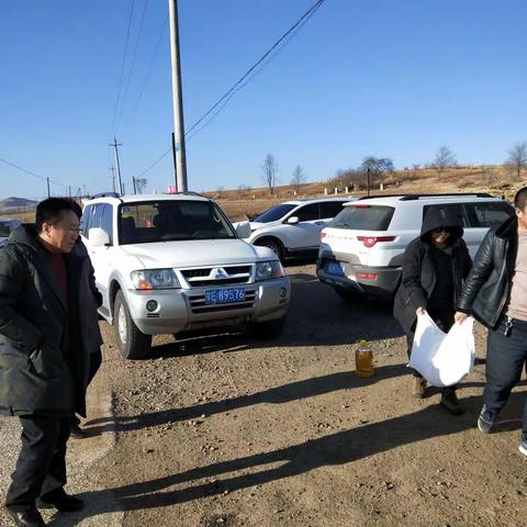 扎兰屯市农牧业局领导到中和镇慰问战斗在一线检查站工作人员（副本）