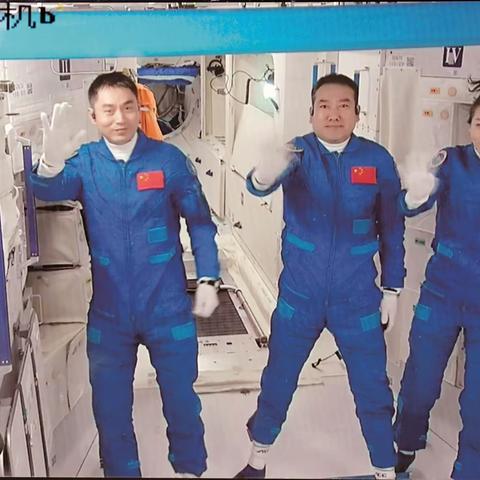 弘扬航天精神 拥抱星辰大海——乌鲁木齐市第八十小学第六届科技节之“飞跃蓝天，对话星空”天文系列科普活动