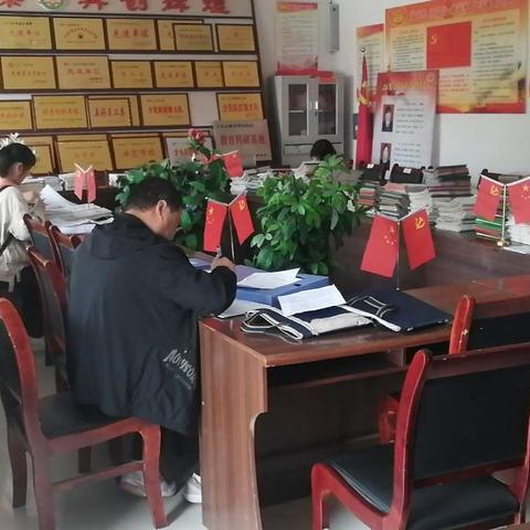 抓常规，促教学—林皋中心校迎接白水县教研室教育教学常规督查