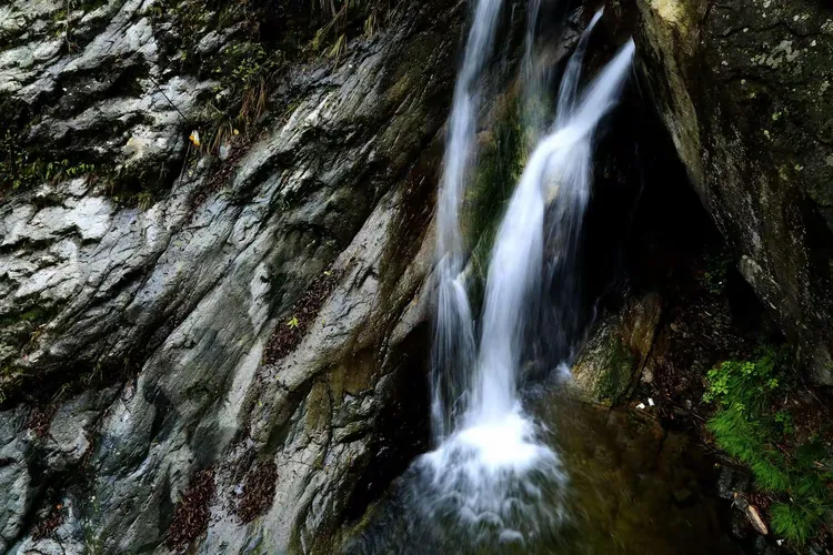 层峦叠嶂 飞瀑流泉