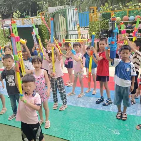 快乐成长幼儿园大班主题活动《打水仗》