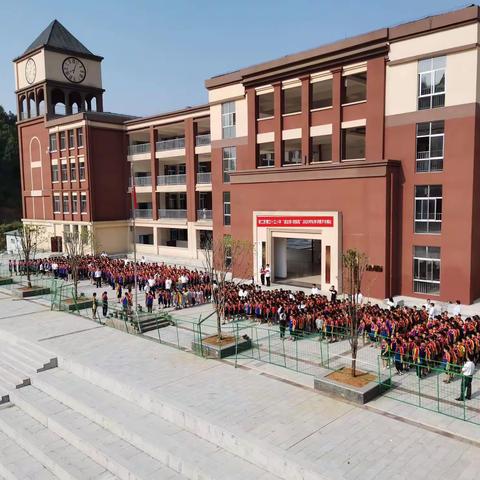 扬帆破浪踏足行，奋发向上勇攀登