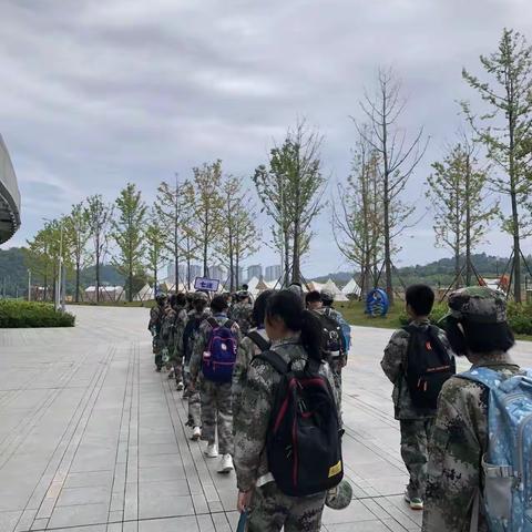 实践求知 劳动砺志 ﻿铿锵七连 勇往直前