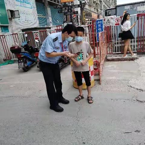 大水坑网格员热心帮助迷路幼童找到家人