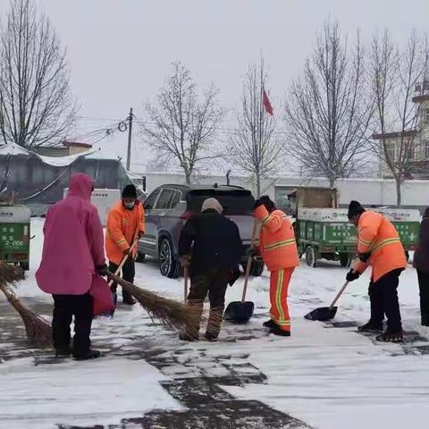 环卫工人除雪忙 众志成城保畅通