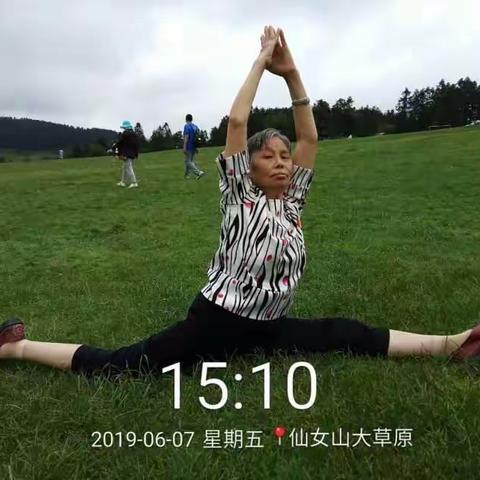 70岁的老人作瑜伽