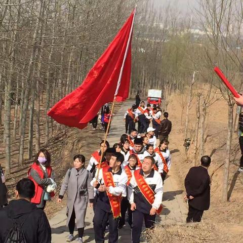 大型义务植树在东山月季园举行