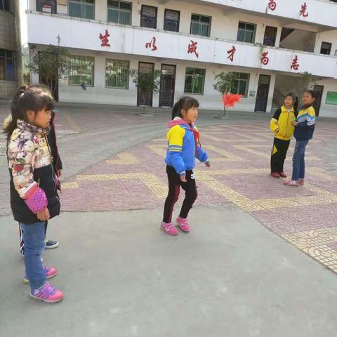 孩子心心念念的体育课，上周蛙跳，这周仰卧起坐，这样下去，你们还爱体育课吗😄😄😄