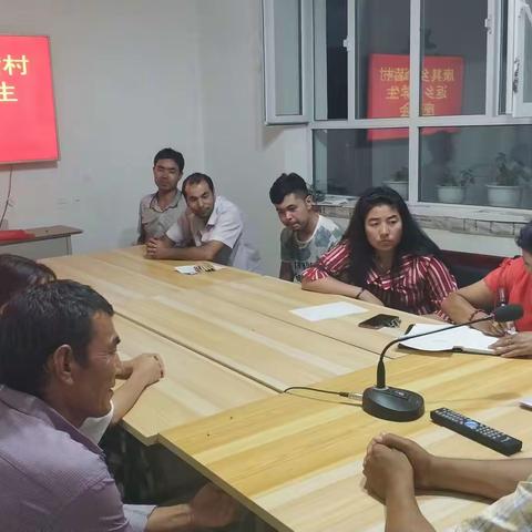 康其乡和谐村组织召开返乡大学生座谈会