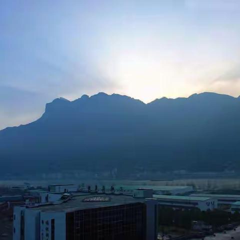 《1. 晨光 2004— 三峡啊，三峡，我要给你留个影》