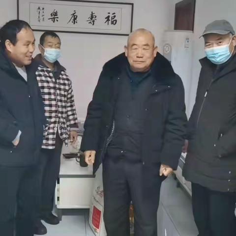 春节前夕，胡庄村书记胡军涛带领两委干部慰问老干部老党员，