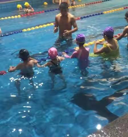 桐小《共桐爱》502太阳花中队，暑假是溺水的高峰期，最近有不少人因贪玩而溺水，为预防溺水，一起学习游泳技能吧！