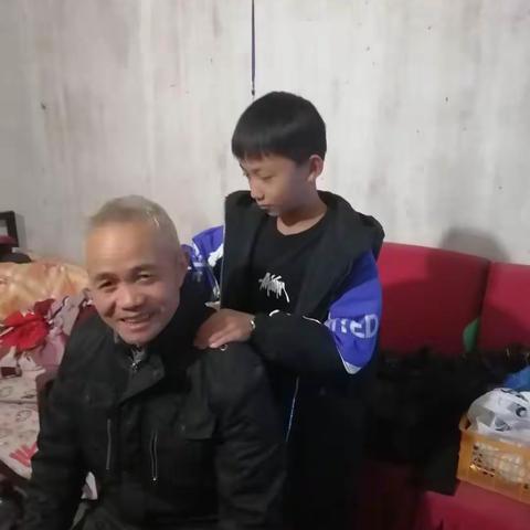 感恩重阳，让爱延续——记东皋中学七（1）班重阳节活动小结