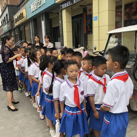 开封市大厅门小学一年级三班在圣玛医院举行暑期中队活动