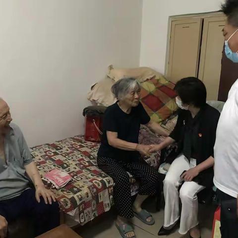 西三旗街道领导慰问电科院社区抗美援朝老战士