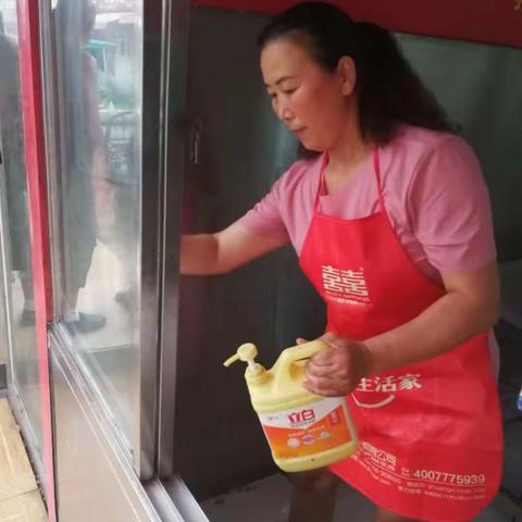 召陵市场监管分局开展农贸市场常态化清洁行动