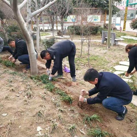 党员队员手拉手  种花植绿春色秀 ——巩义市建设路小学师生绿化校园活动