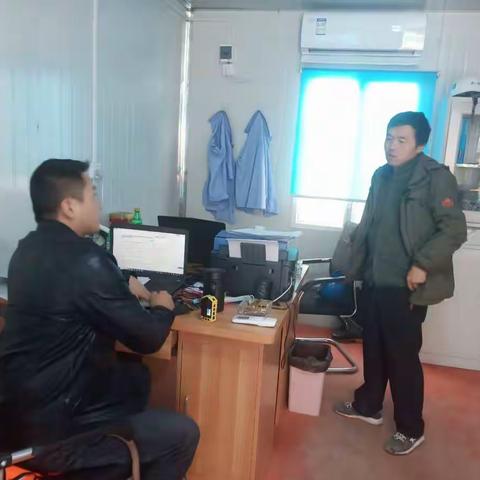 底张街道应急管理科对西安苏宁云著空港项目部进行检查