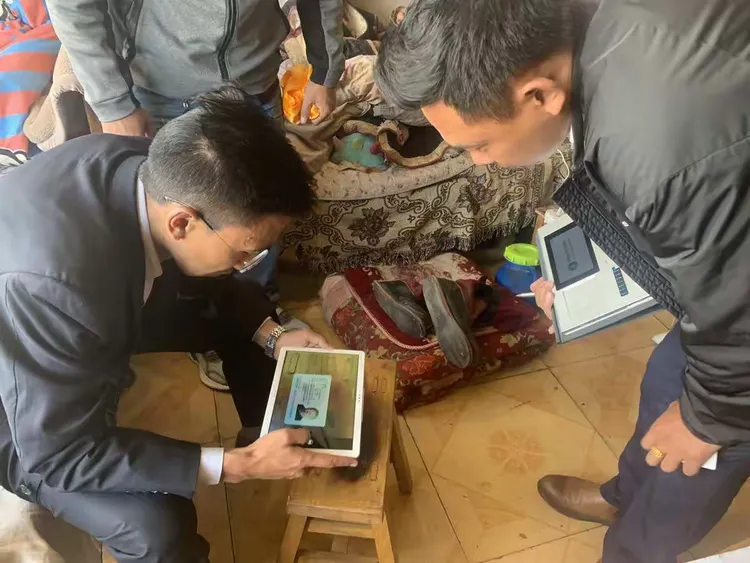 老人行动不便遇难题 银行上门服务暖人心