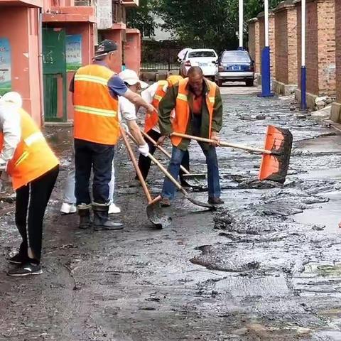 大井社区开展雨后道路清扫排淤工作