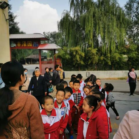 九九重阳节，浓浓敬老情—稷下小学2019级2班敬老爱老传承美德