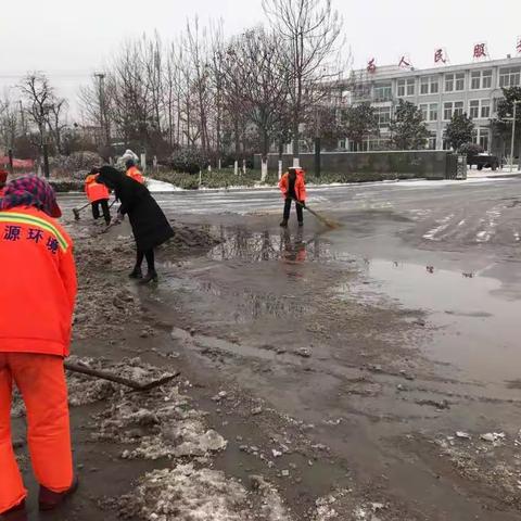 ～大束镇项目部在风雪后清理路面积雪