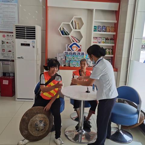 炎炎夏日送清凉 丝丝凉意沁人心—建行永州红太阳支行开展“夏送清凉”活动