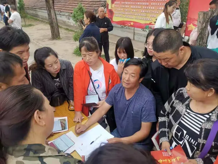 汪海云校长为学生家长就注册等问题进行解答