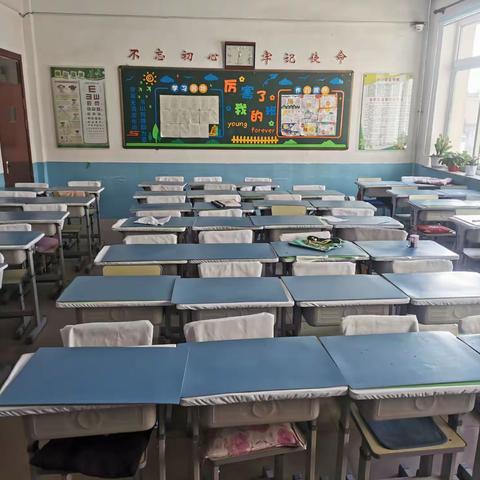 学习摆桌、椅擦桌子          二年级组四月份劳动教育总结