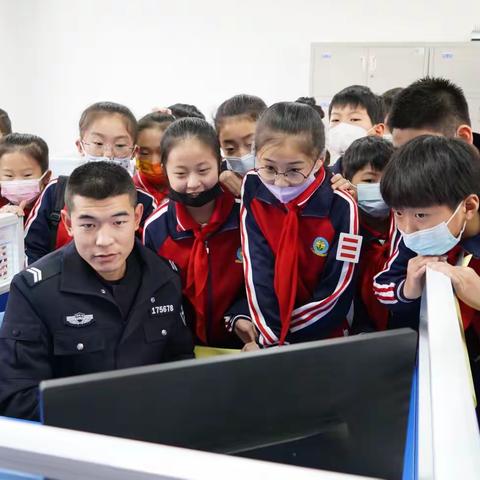市二小开展“警民一家亲 共建和谐家园”参观慰问活动