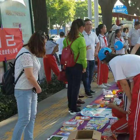 塘宝在国贸门口义卖，欢迎大家来献爱心！