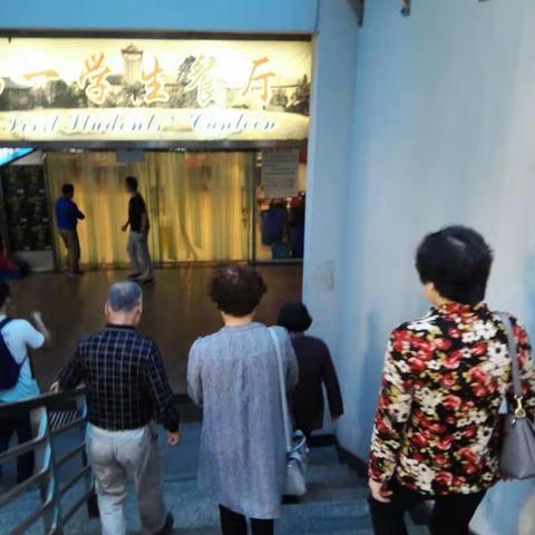 广银老同学带我们参观南大学生餐厅，体验品味学生生活