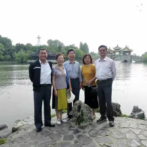 难忘之旅: ① 同学不舍南苑楼，烟雨时节下扬州