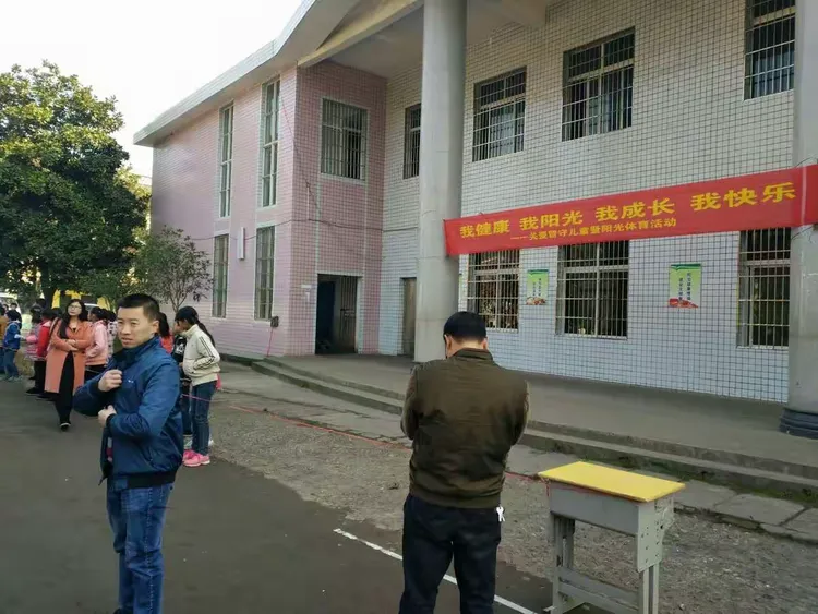 只要认真,定能获胜 黄亭市镇中学留守儿童关爱日一一暨阳光体育活动