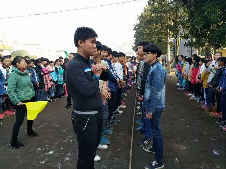 只要认真,定能获胜 黄亭市镇中学留守儿童关爱日一一暨阳光体育活动