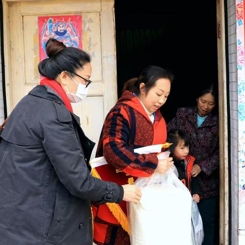 甘洛县妇联开展“把爱带回家”送温暖活动