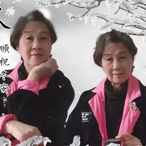 黑丝绒夹克衫搭粉色衬衫