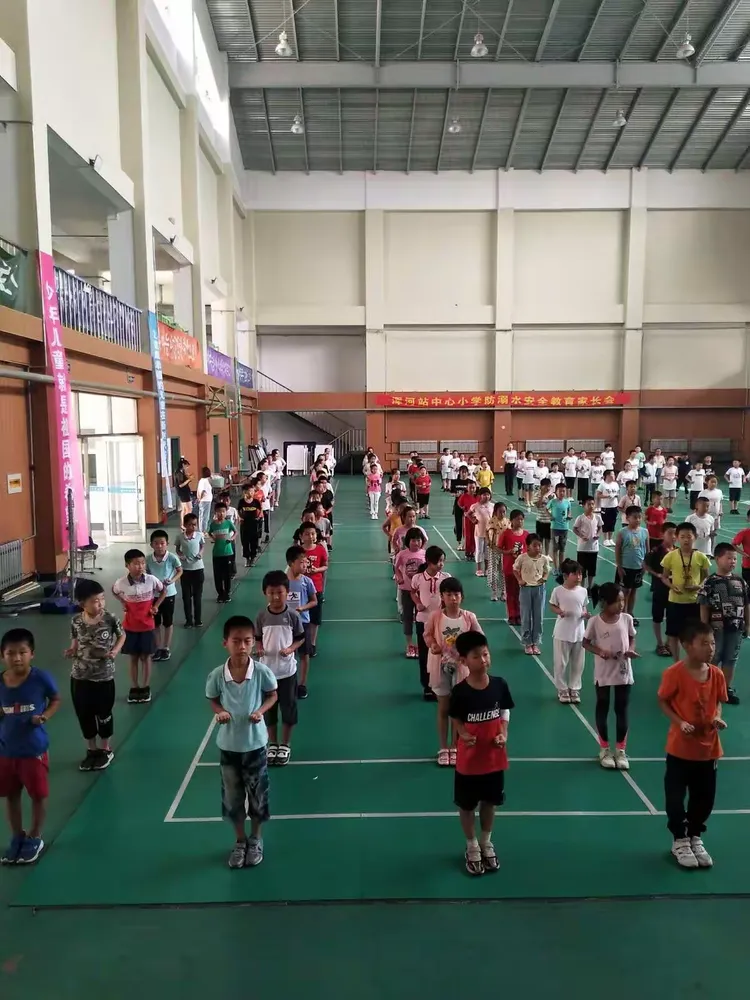 浑河站中心小学三年一班武术练习