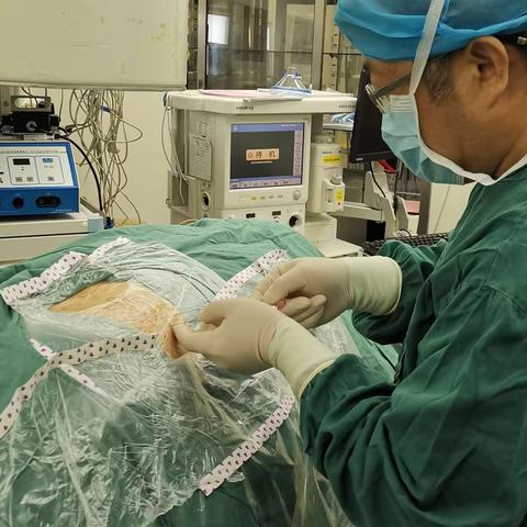 晚上8：00在旁观摩了我们科孟主任的一台椎间孔镜手术。