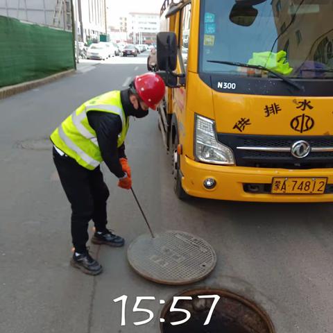 玉泉区吕祖庙街兴华住宅区南门东侧30米污水井污水外溢，经勘察为商铺内部堵塞，主管道畅通（12345报单）