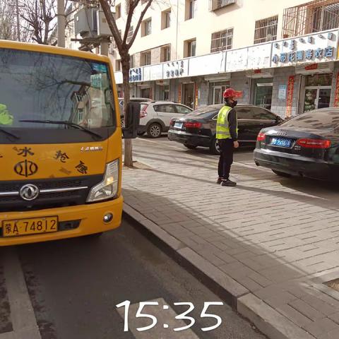 西五十家街巧尔齐召小学西30米路北井内的污水管道，经勘察为商户内部堵塞，主管道畅通。（12345报单）